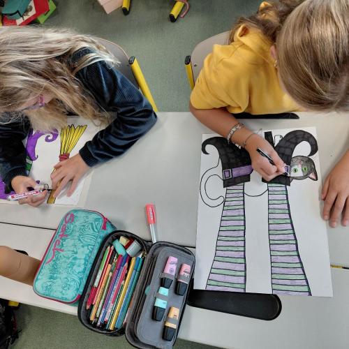 Schüler:innen beim Zeichnen der Hexen