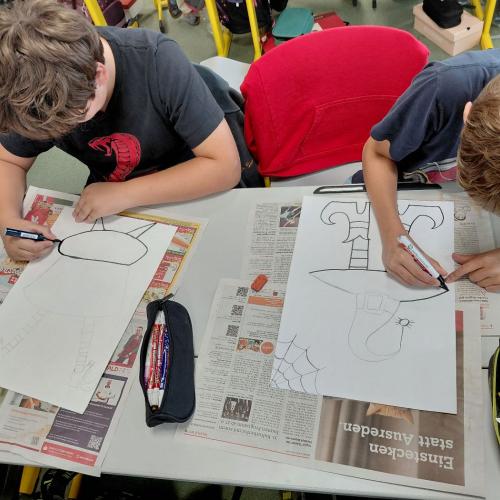 Schüler:innen beim Zeichnen der Hexen