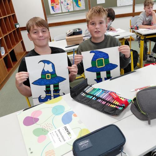 Schüler:innen beim Zeichnen der Hexen