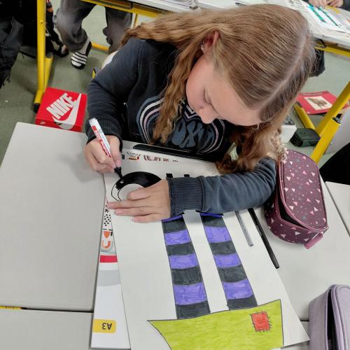 Schüler:innen beim Zeichnen der Hexen