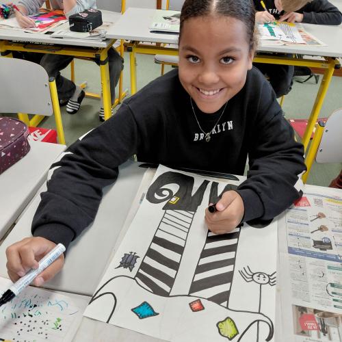 Schüler:innen beim Zeichnen der Hexen