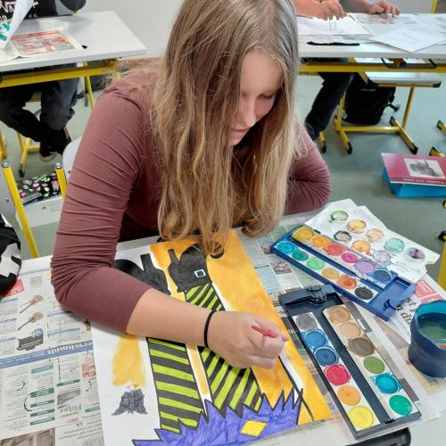 Schüler:innen beim Zeichnen der Hexen