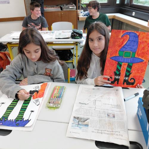 Schüler:innen beim Zeichnen der Hexen