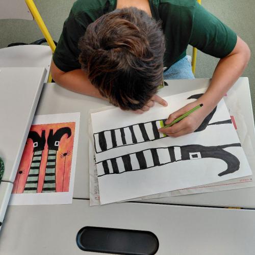 Schüler:innen beim Zeichnen der Hexen