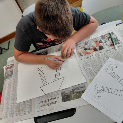 Schüler:innen beim Zeichnen der Hexen