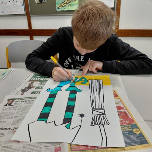 Schüler:innen beim Zeichnen der Hexen
