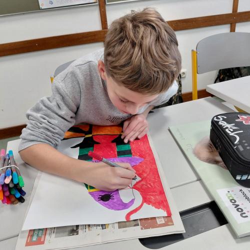 Schüler:innen beim Zeichnen der Hexen