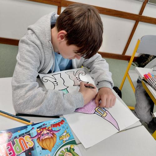 Schüler:innen beim Zeichnen der Hexen