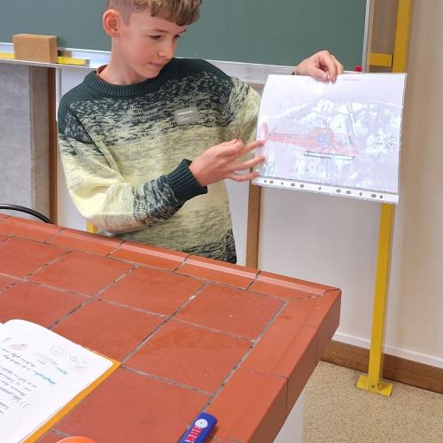 Schüler:innen führen Versuche in MINT durch und erklären diese