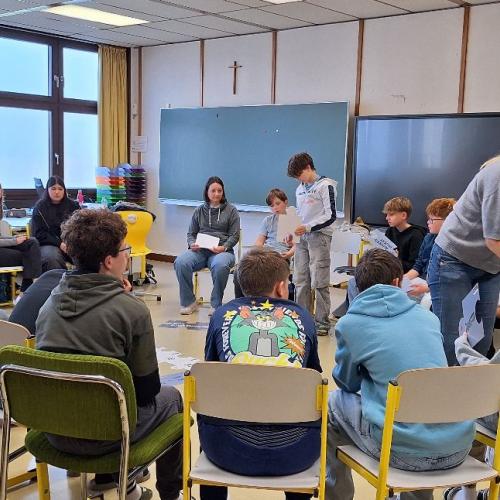 Schüler:innen beim Under18 Projekt