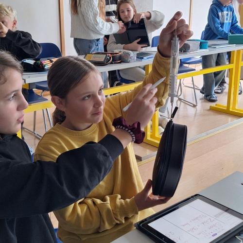Schüler wiegen Federpennal