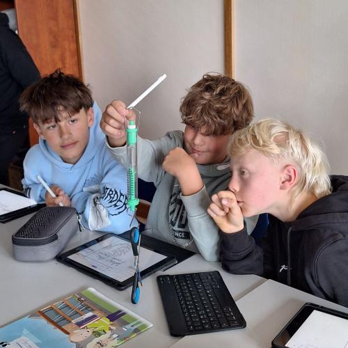 Schüler wiegen Schere
