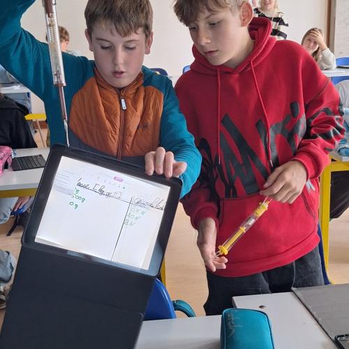 Schüler wiegen iPad
