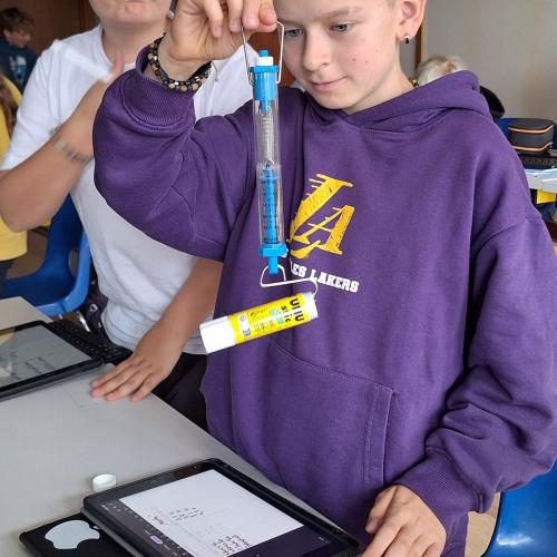 Schüler wiegen Uhu