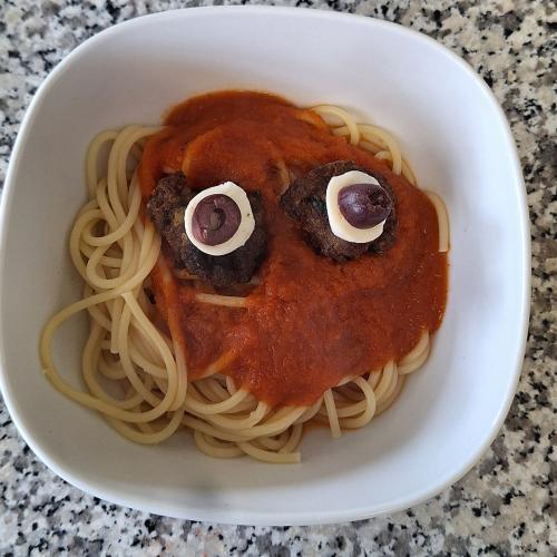 Spaghetti mit Mozzarella-Oliven-Augen