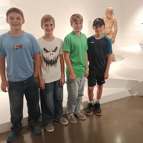 Schüler im Ötzi-Museum