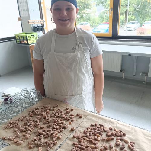 Schüler:innen beim Kochen eines "Wiesn-Menüs"