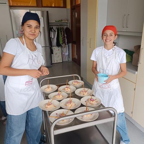 Schüler:innen beim Kochen eines "Wiesn-Menüs"