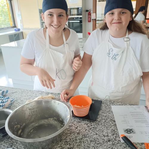 Schüler:innen beim Kochen eines "Wiesn-Menüs"