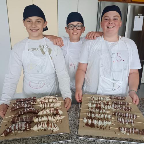 Schüler:innen beim Kochen eines "Wiesn-Menüs"