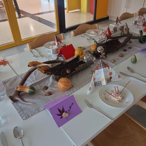 Schüler:innen beim Kochen eines "Wiesn-Menüs"