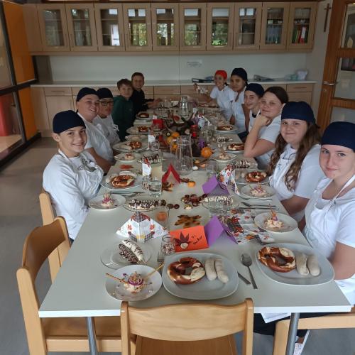 Schüler:innen beim Kochen eines "Wiesn-Menüs"