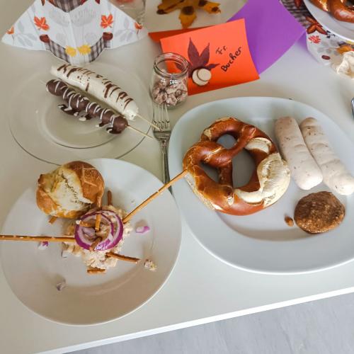 Schüler:innen beim Kochen eines "Wiesn-Menüs"