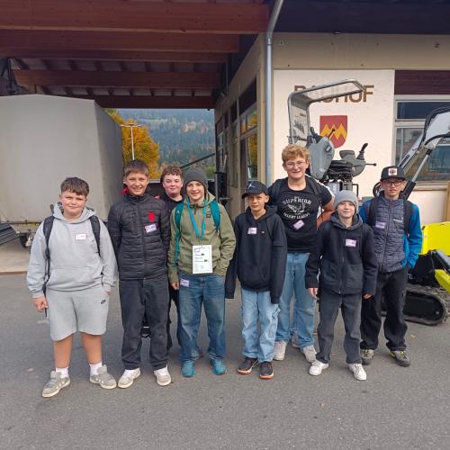 Schüler beim Tag der offenen Betriebetüren in Ellmau