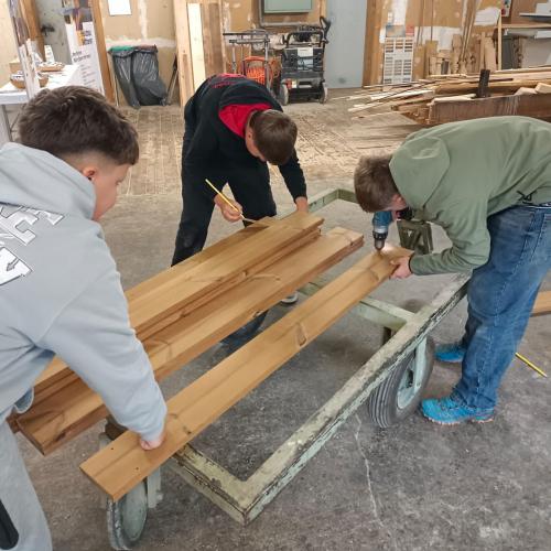 Schüler beim Tag der offenen Betriebetüren in Ellmau