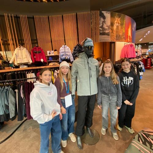 Schülerinnen beim Tag der offenen Betriebetüren in Ellmau