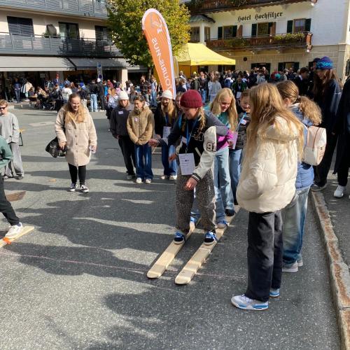 Schüler:innen beim Tag der offenen Betriebetüren in Ellmau