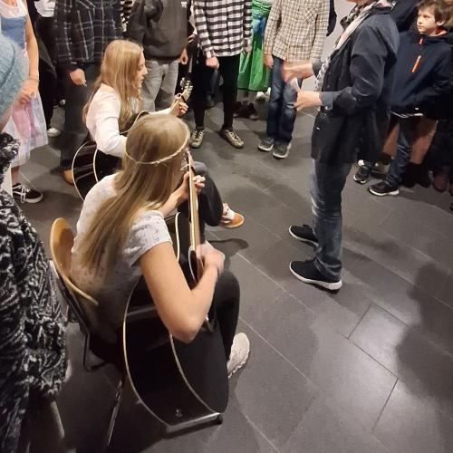 Schüler:innen bei der Vernissage