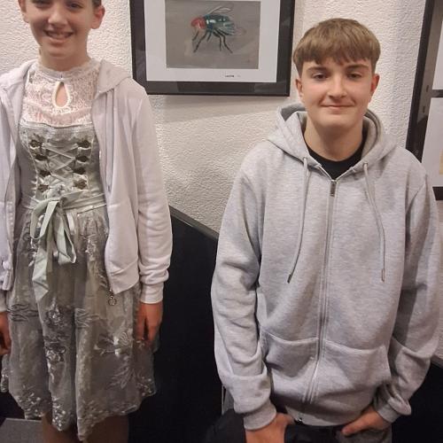 Schüler:innen bei der Vernissage