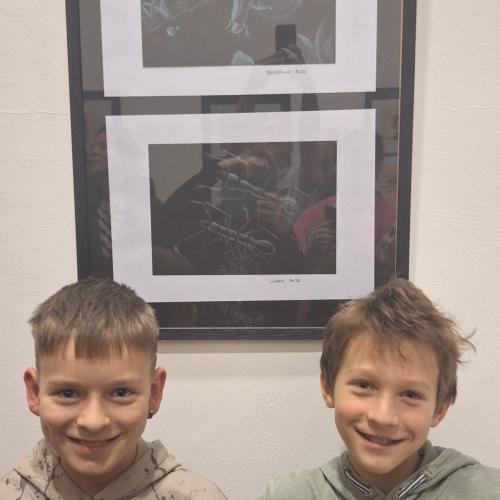 Schüler:innen bei der Vernissage