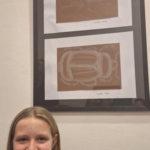 Schüler:innen bei der Vernissage