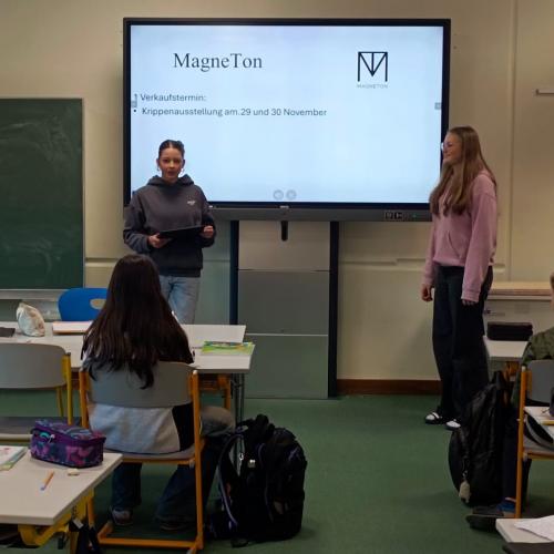 Schülerinnen beim Präsentieren