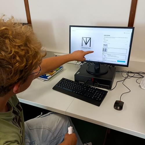 Schüler beim Erstellen des Logos