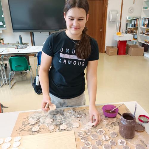 Schülerin produziert Magnete aus Ton