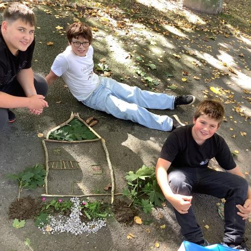 Schüler:innen präsentieren Naturbild