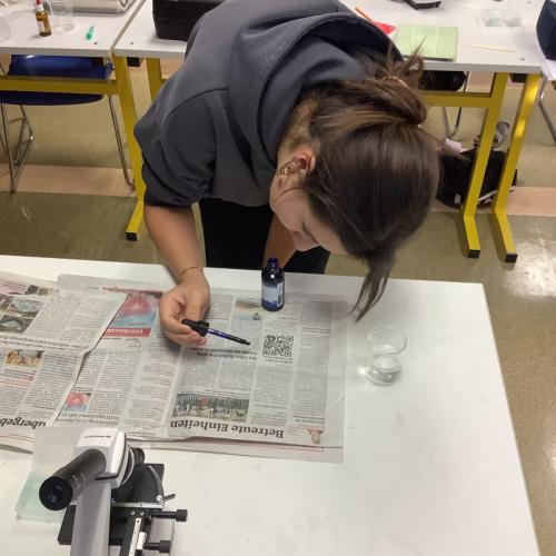 Schülerin beim Einfärben