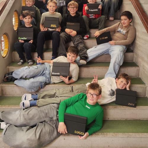 Klassenfoto der 1b mit ihren iPads