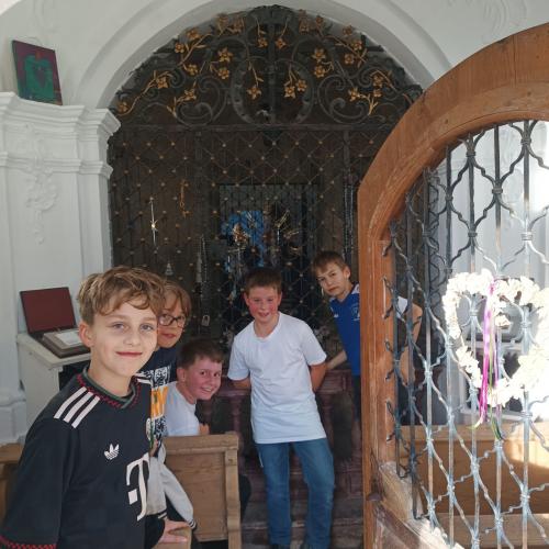 Schüler in der Gmailkapelle