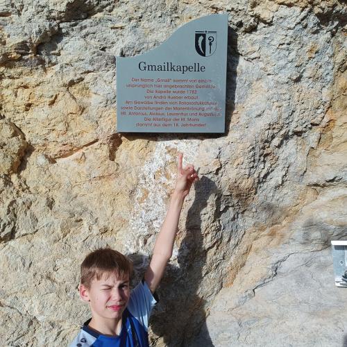 Schüler und Info-Tafel