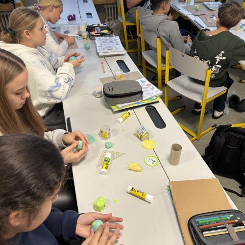 Schüler:innen stellen Schalenbau der Erde als Modell aus Knete her