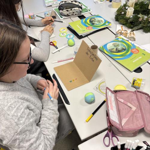 Schüler:innen stellen Schalenbau der Erde als Modell aus Knete her