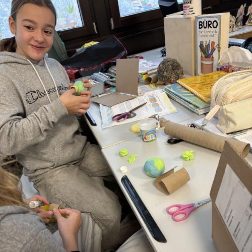 Schüler:innen stellen Schalenbau der Erde als Modell aus Knete her