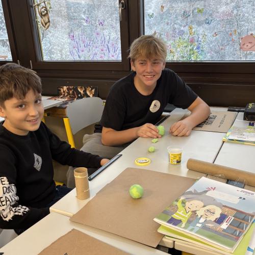 Schüler:innen stellen Schalenbau der Erde als Modell aus Knete her