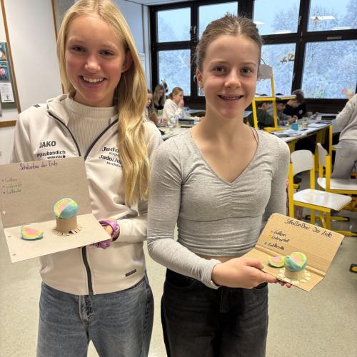 Schüler:innen mit Modell