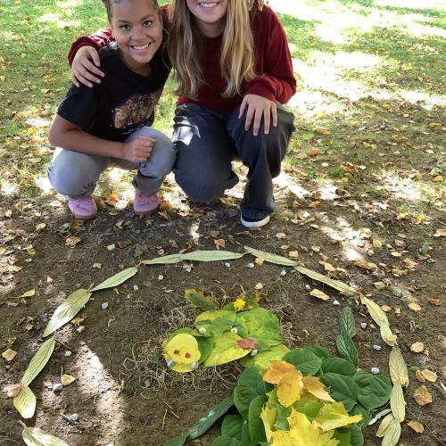 Schüler:innen präsentieren Naturbild