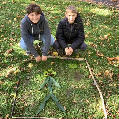 Schüler:innen präsentieren Naturbild